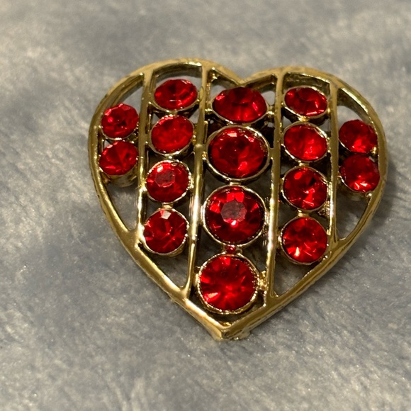 Beautiful heart shaped Brooch with Red crystals. Great for Valentines Day - Picture 5 of 15
